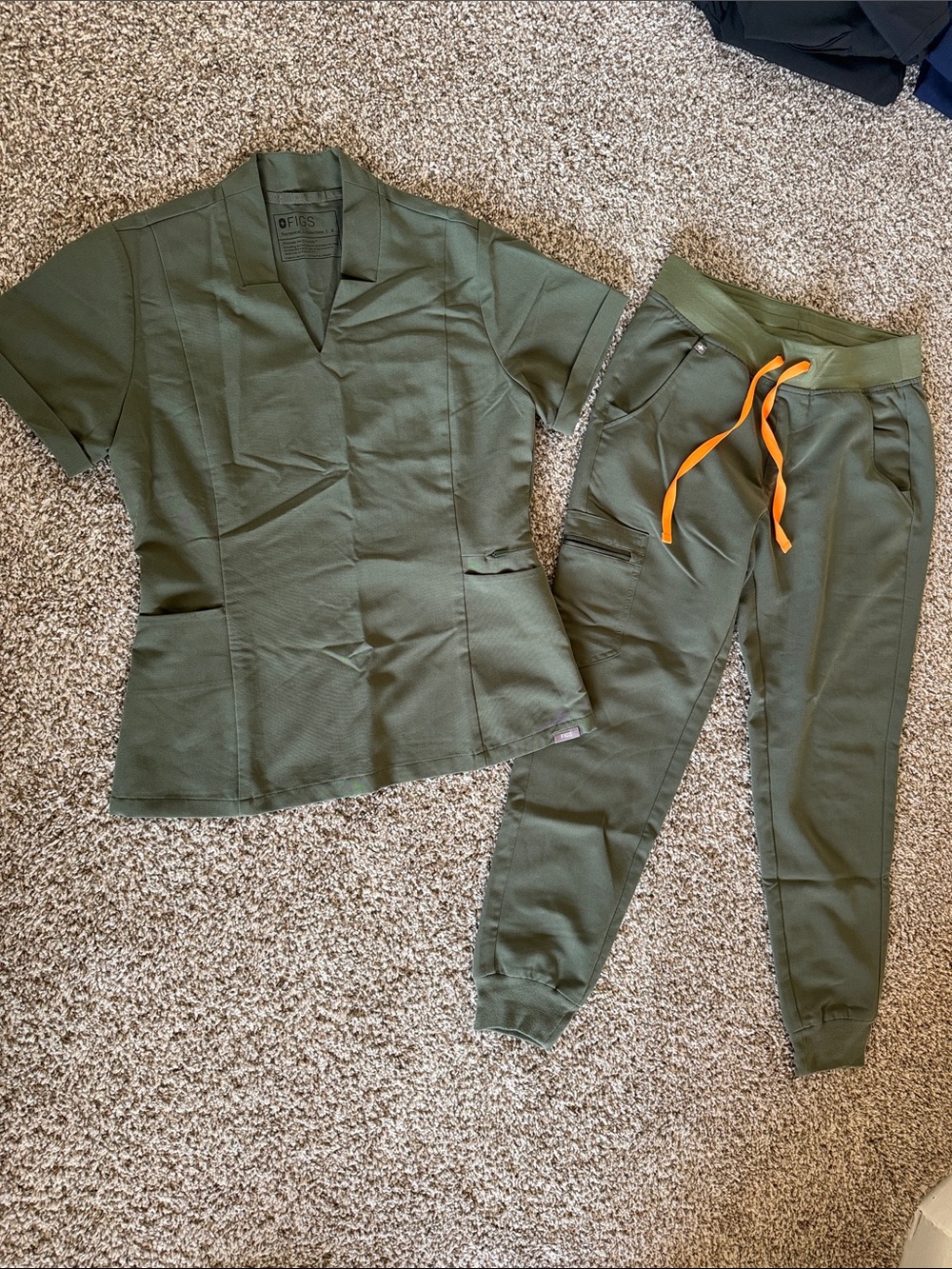 Figs Olive Green S scrub top and SP jogger pants